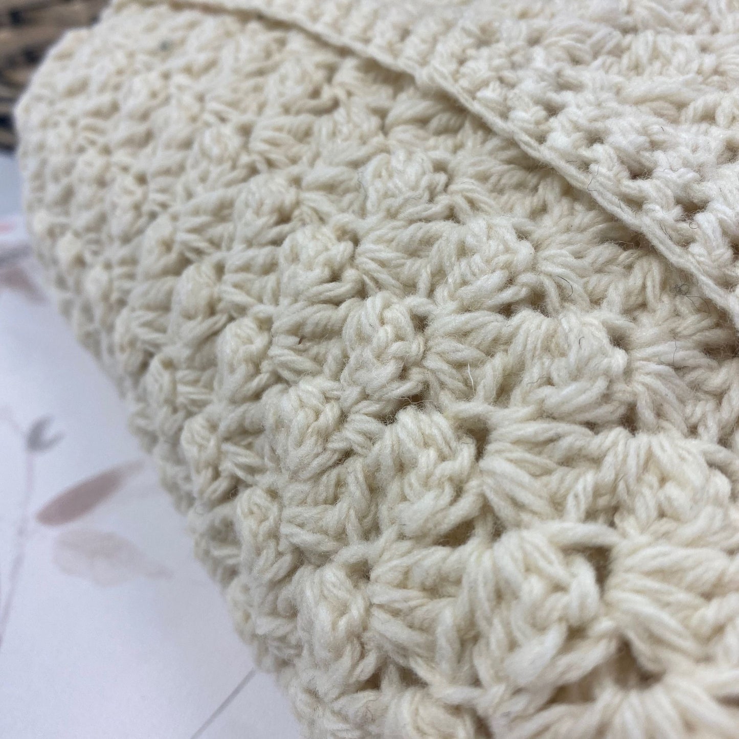 couverture de naissance en laine mérinos naturelle – artisanale et ecoresponsable 75x75 cm