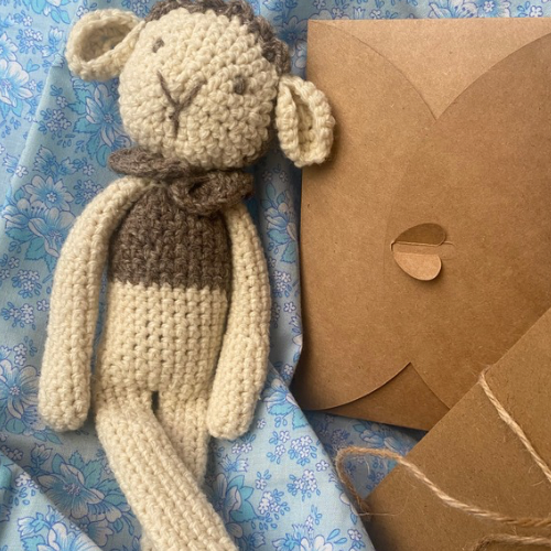 mouton doudou en pull, le petit curieux.