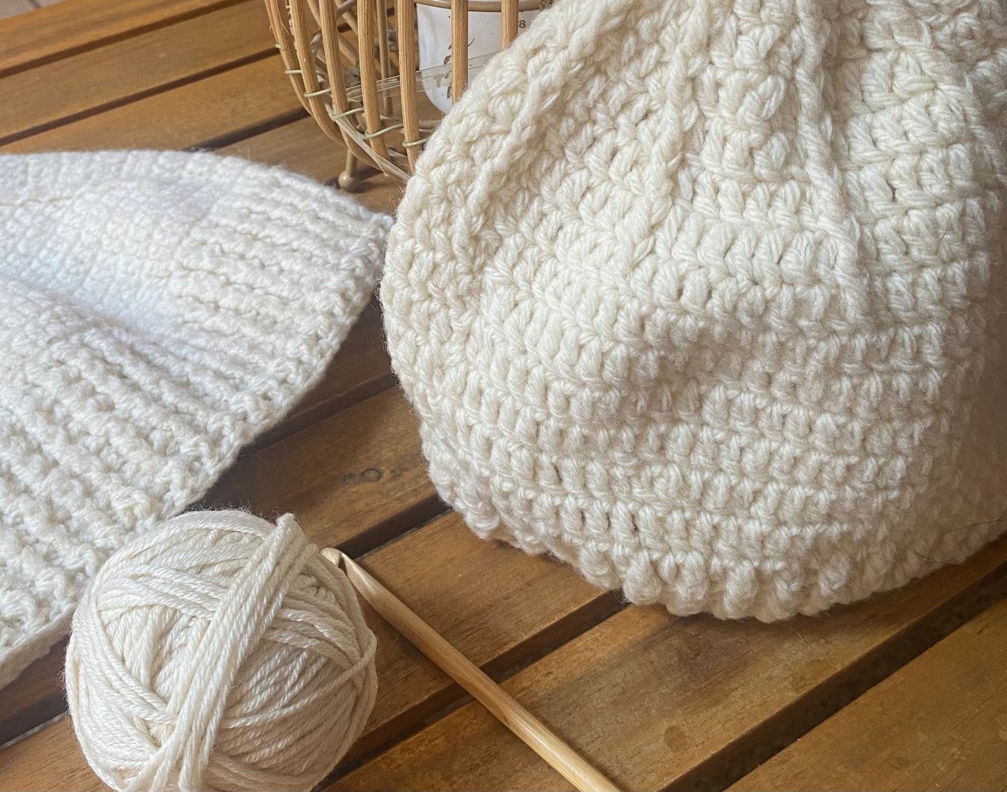 Bonnet fait-main en pure laine merinos.