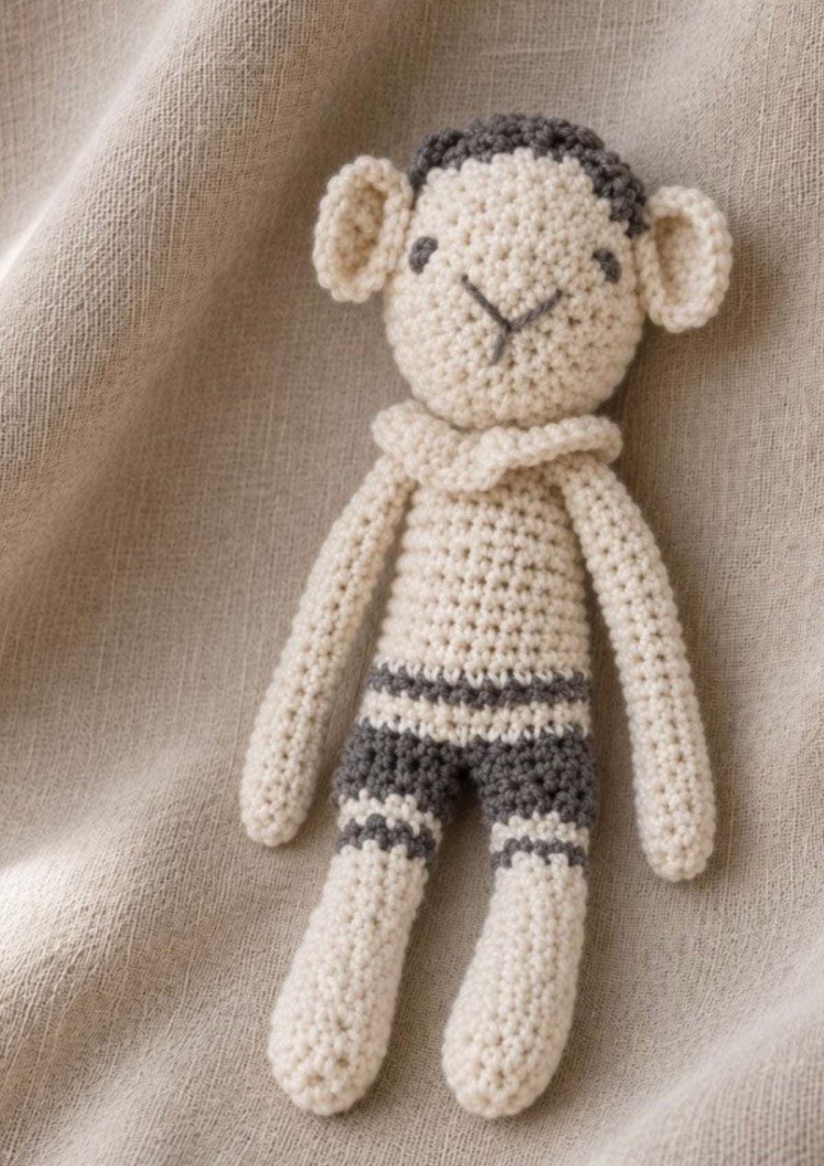 mouton doudou en short, le petit écolier