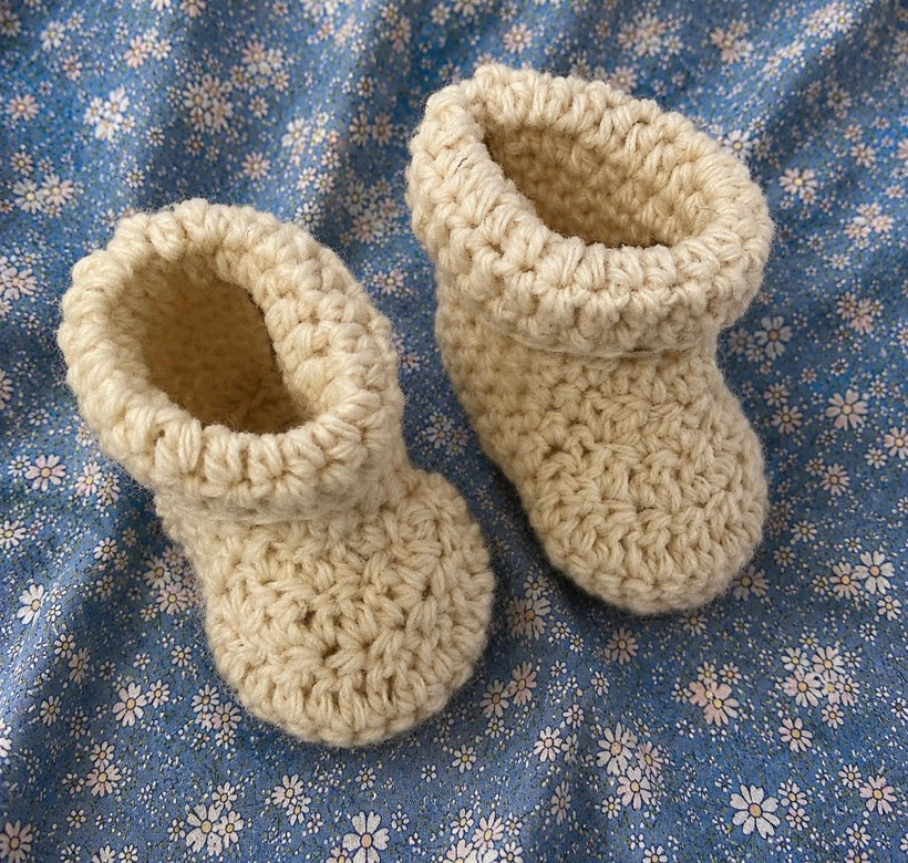 Bonnet et chaussons de naissance.