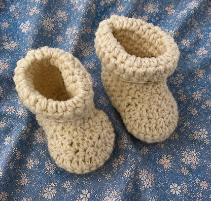 Bonnet et chaussons de naissance.