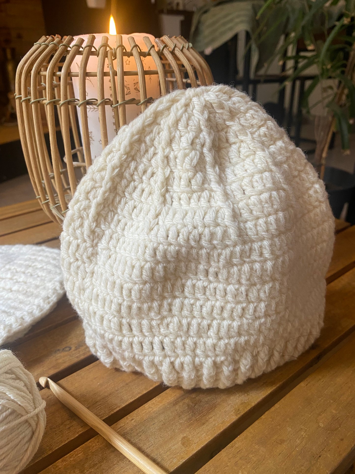 Bonnet fait-main en pure laine merinos.