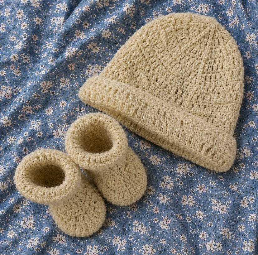 Bonnet et chaussons de naissance.