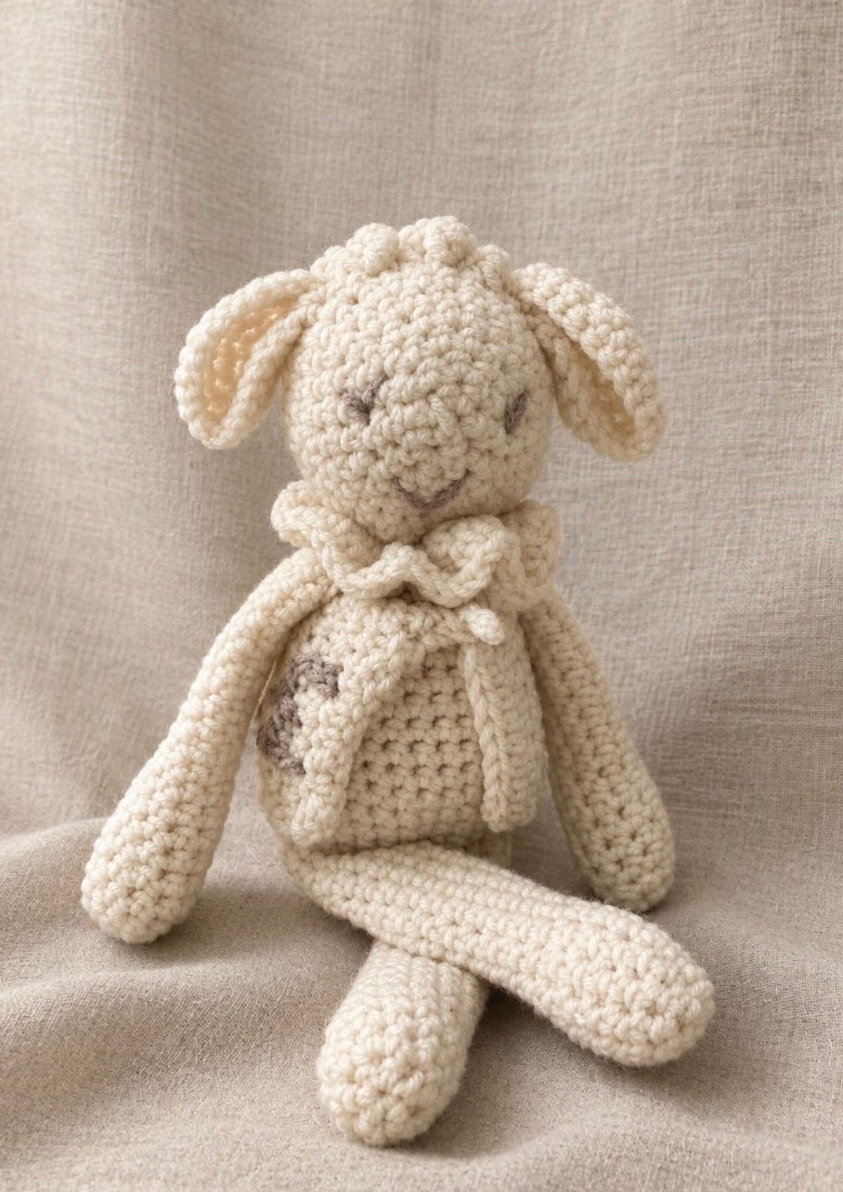 mouton rêveur et son petit gilet brodé