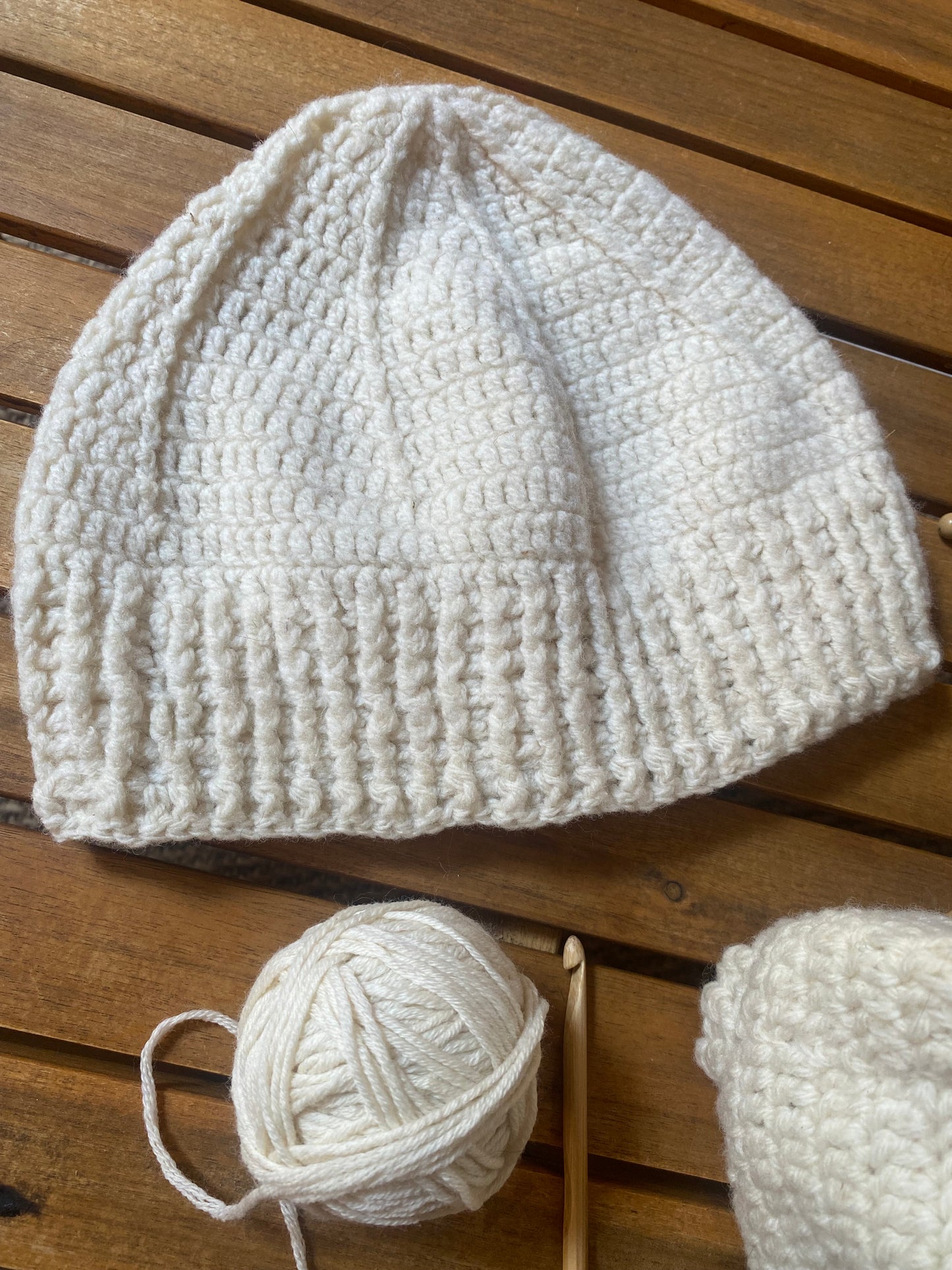 Bonnet fait-main en pure laine merinos.