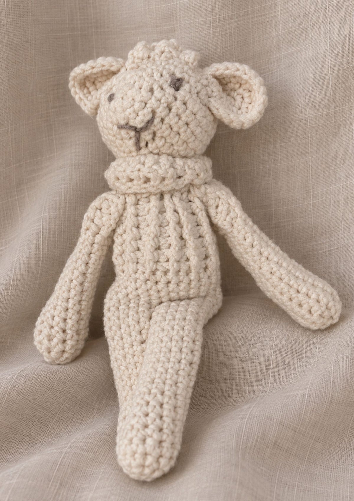 mouton doudou en col roulé. Neige.